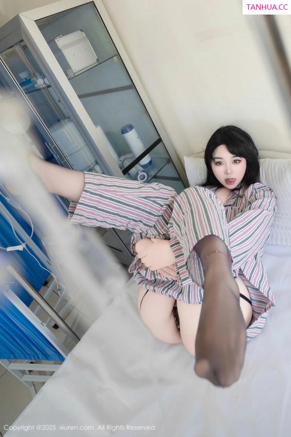   [XiuRen]高清写真图 2025.08.14 No.10648 汐汐爱吃草莓 舌吐莲花第27张图片